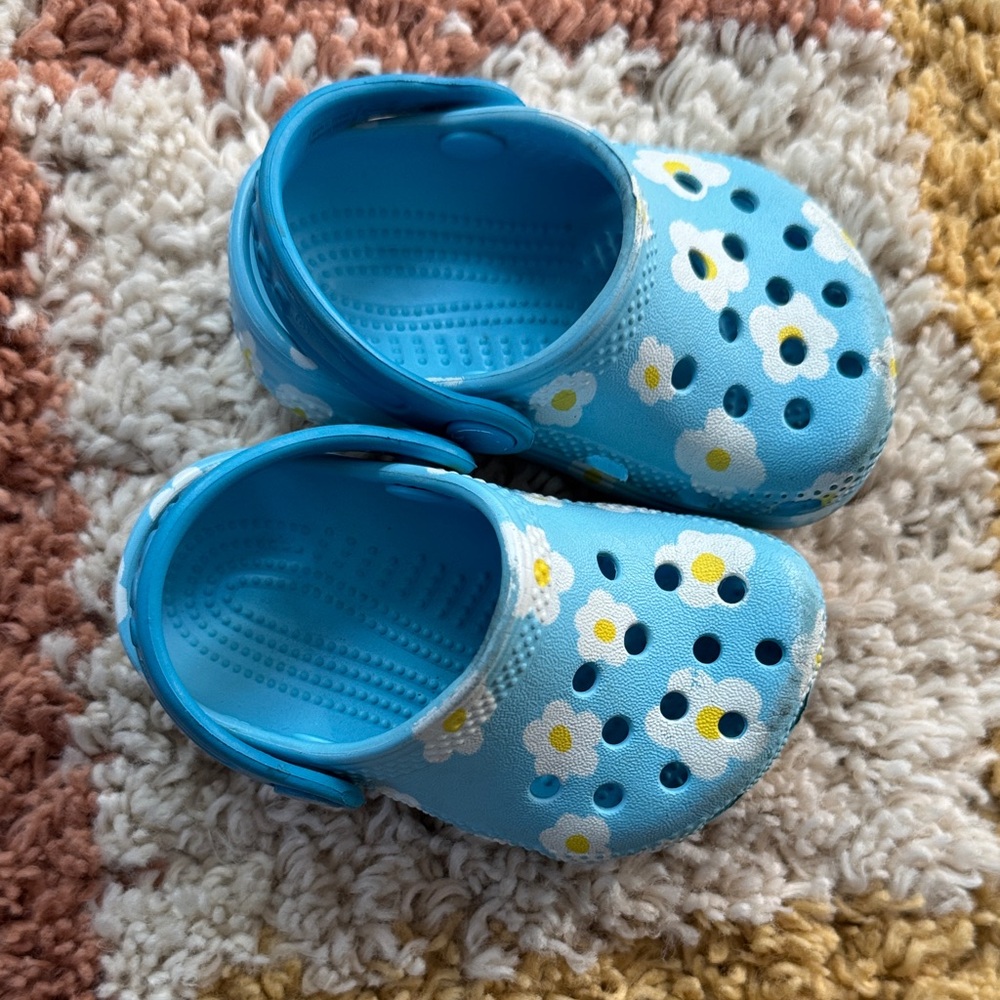 UGG Kids Blue and White Floral Sandals - Picture 2 of 3